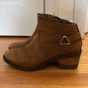 Teva size 6 foxy booties